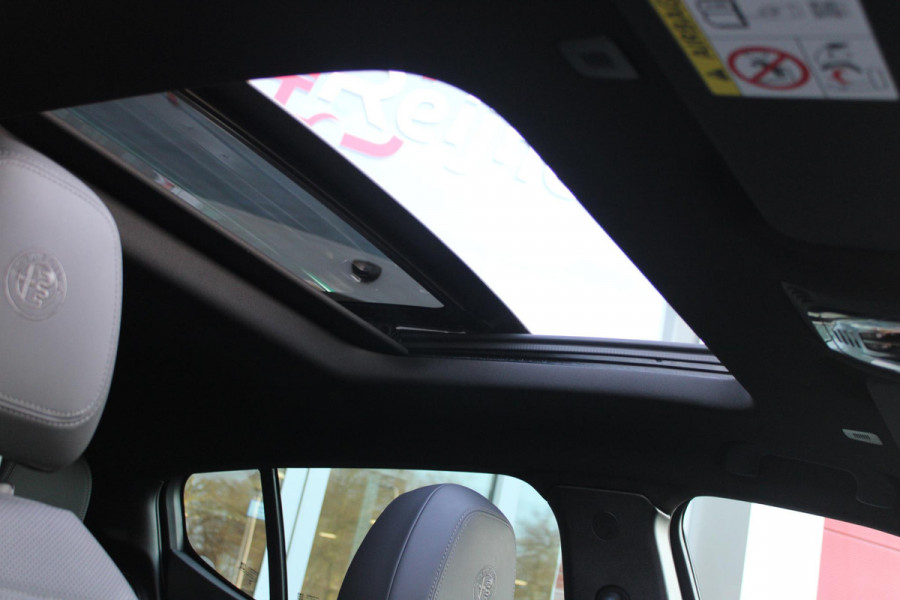 Alfa Romeo Tonale PHEV 280PK VELOCE | PANORAMISCH SCHUIF / KANTELDAK | LEDEREN BEKLEDING | VOORSTOELEN / STUUR VERWARMD | VOORSTOELEN GEVENTILEERD | VOORSTOELEN ELEKTRISCH VERSTELBAAR | DRAADLOOS APPLE CARPLAY / ANDROID AUTO | 360° CAMERA | AUTOMATISCH DIMMENDE BUITENSPIEGELS | 20"INCH LICHTMETALEN VELGEN | ADAPTIVE CRUISE CONTROL | KEYLESS ENTRY / START | ELEKTRISCH BEDIENBARE ACHTERKLEP | DRAADLOZE TELEFOONLADER | AMBIENT LIGHTING | DONKERE HEMELBEKLEDING | SCHAKELFLIPPERS AAN HET STUUR | VERWARMDE RUITENSPROEIERS |