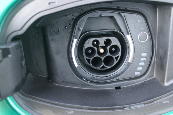 Alfa Romeo Tonale PHEV 280PK VELOCE | PANORAMISCH SCHUIF / KANTELDAK | LEDEREN BEKLEDING | VOORSTOELEN / STUUR VERWARMD | VOORSTOELEN GEVENTILEERD | VOORSTOELEN ELEKTRISCH VERSTELBAAR | DRAADLOOS APPLE CARPLAY / ANDROID AUTO | 360° CAMERA | AUTOMATISCH DIMMENDE BUITENSPIEGELS | 20"INCH LICHTMETALEN VELGEN | ADAPTIVE CRUISE CONTROL | KEYLESS ENTRY / START | ELEKTRISCH BEDIENBARE ACHTERKLEP | DRAADLOZE TELEFOONLADER | AMBIENT LIGHTING | DONKERE HEMELBEKLEDING | SCHAKELFLIPPERS AAN HET STUUR | VERWARMDE RUITENSPROEIERS |