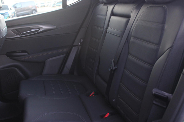 Alfa Romeo Tonale PHEV 280PK VELOCE | PANORAMISCH SCHUIF / KANTELDAK | LEDEREN BEKLEDING | VOORSTOELEN / STUUR VERWARMD | VOORSTOELEN GEVENTILEERD | VOORSTOELEN ELEKTRISCH VERSTELBAAR | DRAADLOOS APPLE CARPLAY / ANDROID AUTO | 360° CAMERA | AUTOMATISCH DIMMENDE BUITENSPIEGELS | 20"INCH LICHTMETALEN VELGEN | ADAPTIVE CRUISE CONTROL | KEYLESS ENTRY / START | ELEKTRISCH BEDIENBARE ACHTERKLEP | DRAADLOZE TELEFOONLADER | AMBIENT LIGHTING | DONKERE HEMELBEKLEDING | SCHAKELFLIPPERS AAN HET STUUR | VERWARMDE RUITENSPROEIERS |