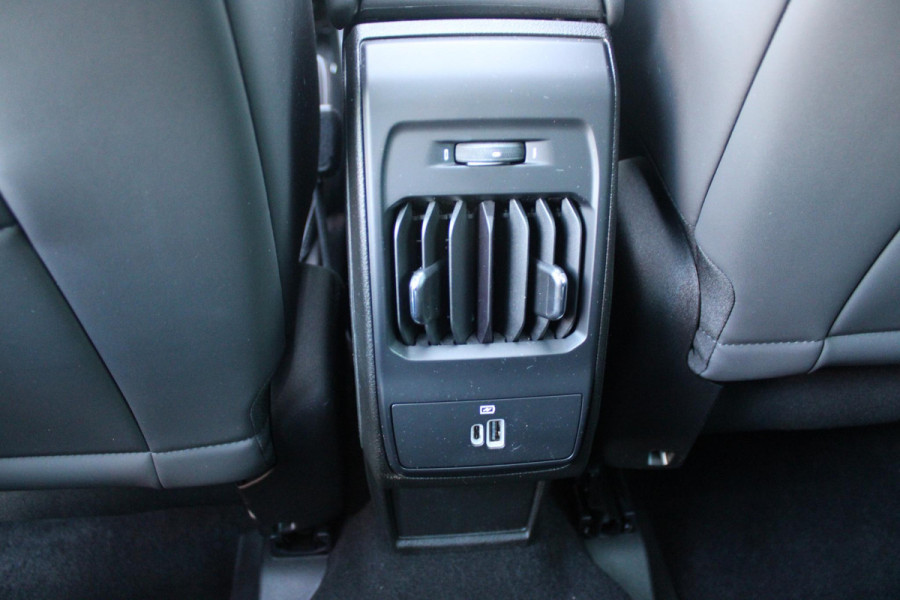 Alfa Romeo Tonale PHEV 280PK VELOCE | PANORAMISCH SCHUIF / KANTELDAK | LEDEREN BEKLEDING | VOORSTOELEN / STUUR VERWARMD | VOORSTOELEN GEVENTILEERD | VOORSTOELEN ELEKTRISCH VERSTELBAAR | DRAADLOOS APPLE CARPLAY / ANDROID AUTO | 360° CAMERA | AUTOMATISCH DIMMENDE BUITENSPIEGELS | 20"INCH LICHTMETALEN VELGEN | ADAPTIVE CRUISE CONTROL | KEYLESS ENTRY / START | ELEKTRISCH BEDIENBARE ACHTERKLEP | DRAADLOZE TELEFOONLADER | AMBIENT LIGHTING | DONKERE HEMELBEKLEDING | SCHAKELFLIPPERS AAN HET STUUR | VERWARMDE RUITENSPROEIERS |