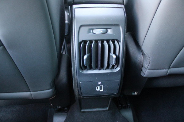 Alfa Romeo Tonale PHEV 280PK VELOCE | PANORAMISCH SCHUIF / KANTELDAK | LEDEREN BEKLEDING | VOORSTOELEN / STUUR VERWARMD | VOORSTOELEN GEVENTILEERD | VOORSTOELEN ELEKTRISCH VERSTELBAAR | DRAADLOOS APPLE CARPLAY / ANDROID AUTO | 360° CAMERA | AUTOMATISCH DIMMENDE BUITENSPIEGELS | 20"INCH LICHTMETALEN VELGEN | ADAPTIVE CRUISE CONTROL | KEYLESS ENTRY / START | ELEKTRISCH BEDIENBARE ACHTERKLEP | DRAADLOZE TELEFOONLADER | AMBIENT LIGHTING | DONKERE HEMELBEKLEDING | SCHAKELFLIPPERS AAN HET STUUR | VERWARMDE RUITENSPROEIERS |