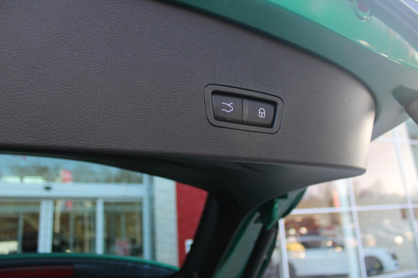 Alfa Romeo Tonale PHEV 280PK VELOCE | PANORAMISCH SCHUIF / KANTELDAK | LEDEREN BEKLEDING | VOORSTOELEN / STUUR VERWARMD | VOORSTOELEN GEVENTILEERD | VOORSTOELEN ELEKTRISCH VERSTELBAAR | DRAADLOOS APPLE CARPLAY / ANDROID AUTO | 360° CAMERA | AUTOMATISCH DIMMENDE BUITENSPIEGELS | 20"INCH LICHTMETALEN VELGEN | ADAPTIVE CRUISE CONTROL | KEYLESS ENTRY / START | ELEKTRISCH BEDIENBARE ACHTERKLEP | DRAADLOZE TELEFOONLADER | AMBIENT LIGHTING | DONKERE HEMELBEKLEDING | SCHAKELFLIPPERS AAN HET STUUR | VERWARMDE RUITENSPROEIERS |