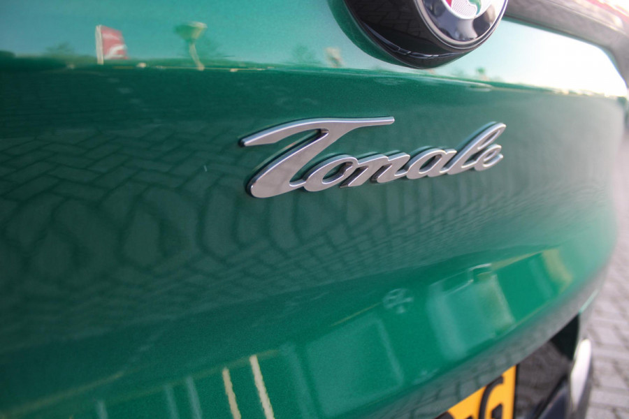 Alfa Romeo Tonale PHEV 280PK VELOCE | PANORAMISCH SCHUIF / KANTELDAK | LEDEREN BEKLEDING | VOORSTOELEN / STUUR VERWARMD | VOORSTOELEN GEVENTILEERD | VOORSTOELEN ELEKTRISCH VERSTELBAAR | DRAADLOOS APPLE CARPLAY / ANDROID AUTO | 360° CAMERA | AUTOMATISCH DIMMENDE BUITENSPIEGELS | 20"INCH LICHTMETALEN VELGEN | ADAPTIVE CRUISE CONTROL | KEYLESS ENTRY / START | ELEKTRISCH BEDIENBARE ACHTERKLEP | DRAADLOZE TELEFOONLADER | AMBIENT LIGHTING | DONKERE HEMELBEKLEDING | SCHAKELFLIPPERS AAN HET STUUR | VERWARMDE RUITENSPROEIERS |