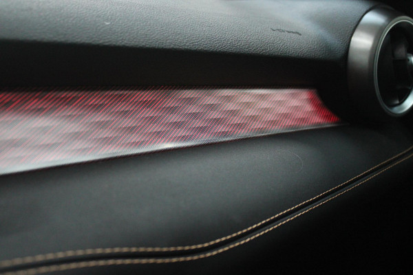 Alfa Romeo Tonale PHEV 280PK VELOCE | PANORAMISCH SCHUIF / KANTELDAK | LEDEREN BEKLEDING | VOORSTOELEN / STUUR VERWARMD | VOORSTOELEN GEVENTILEERD | VOORSTOELEN ELEKTRISCH VERSTELBAAR | DRAADLOOS APPLE CARPLAY / ANDROID AUTO | 360° CAMERA | AUTOMATISCH DIMMENDE BUITENSPIEGELS | 20"INCH LICHTMETALEN VELGEN | ADAPTIVE CRUISE CONTROL | KEYLESS ENTRY / START | ELEKTRISCH BEDIENBARE ACHTERKLEP | DRAADLOZE TELEFOONLADER | AMBIENT LIGHTING | DONKERE HEMELBEKLEDING | SCHAKELFLIPPERS AAN HET STUUR | VERWARMDE RUITENSPROEIERS |