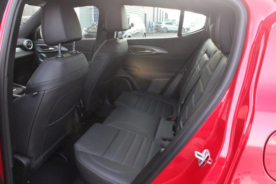 Alfa Romeo Tonale PHEV 280PK VELOCE | HARMAN/KARDON PREMIUM AUDIO | PREMIUM PACK: LEDEREN BEKLEDING/GEVENTILEERDE VOORSTOELEN/4-VOUDIG ELEKTRISCH VERSTELBARE LENDESTEUN VOORSTOELEN | WINTERPACK: STOEL/STUUR VERWARMING | STOEL VENTILATIE | TECHNOLOGY PACK: PARKEERWAARSCHUWING VOOR EN ACHTER/360° CAMERA/AUTOMATISCH INPARKEREN/ AUTONOMOUS DRIVING LEVEL 2: ADAPTIVE CRUISE CONTROL/LANE CENTERING ASSIST/TRAFFIC JAM ASSIST DODEHOEK DETECTIE AUTOMATISCH DIMMENDE BUITENSPIEGELS | DRAADLOZE TELEFOONLADER | FULL LED MATRIX KOPLAMPEN | DUAL STAGE VALVE: ACTIEVE DEMPING | KEYLESS ENTRY/START | 20" L