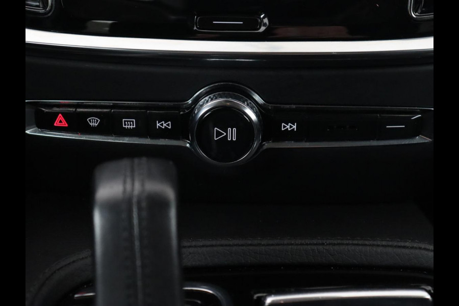 Volvo V60 2.0 T6 AWD Recharge Business Pro | Leder | Trekhaak | Stoel & stuurverwarming | Adaptive cruise | Camera | Carplay | Navigatie | Full LED | Parkeerhulp | PHEV | Plug In