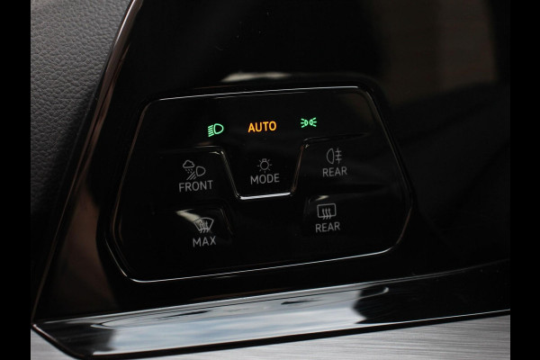 Volkswagen Golf 1.5 TSI 150pk Style | Navigatie | Climate Control | DAB | Digitale Cockpit | Keyless Start | Lichtmetalen velgen 17" | Parkeer Sensoren | Stoelverwarming