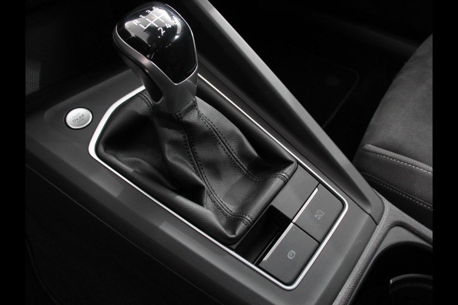 Volkswagen Golf 1.5 TSI 150pk Style | Navigatie | Climate Control | DAB | Digitale Cockpit | Keyless Start | Lichtmetalen velgen 17" | Parkeer Sensoren | Stoelverwarming