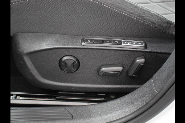 Volkswagen Golf 1.5 TSI 150pk Style | Navigatie | Climate Control | DAB | Digitale Cockpit | Keyless Start | Lichtmetalen velgen 17" | Parkeer Sensoren | Stoelverwarming