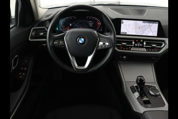 BMW 3 Serie 318i Business Edition | Stoelverwarming | Camera | Live Cockpit | Carplay | Navigatie | Full LED | Parkeerhulp | Climate control | Bluetooth | Cruise control