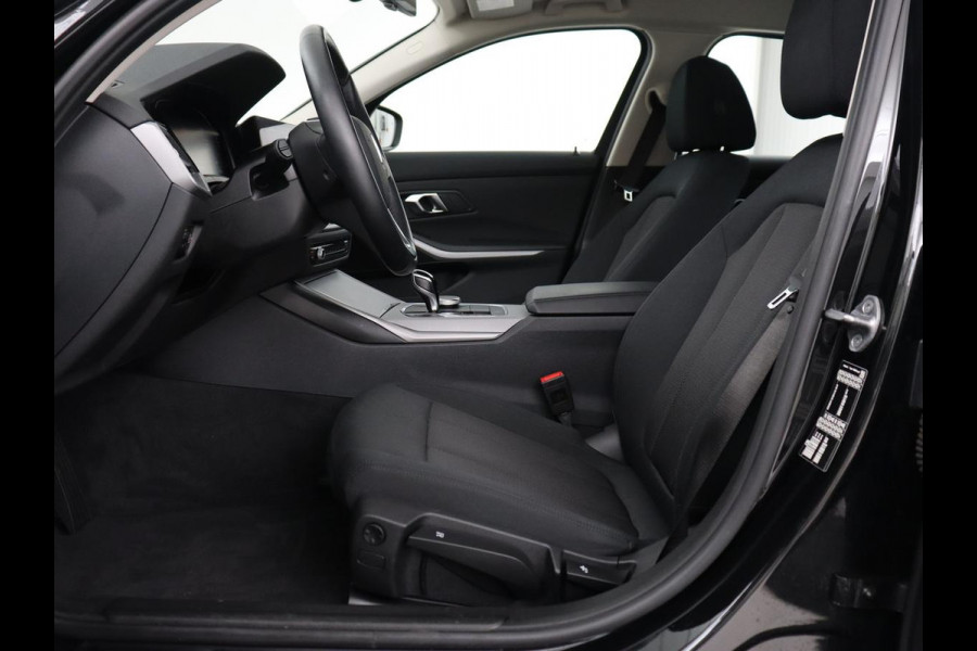 BMW 3 Serie 318i Business Edition | Stoelverwarming | Camera | Live Cockpit | Carplay | Navigatie | Full LED | Parkeerhulp | Climate control | Bluetooth | Cruise control
