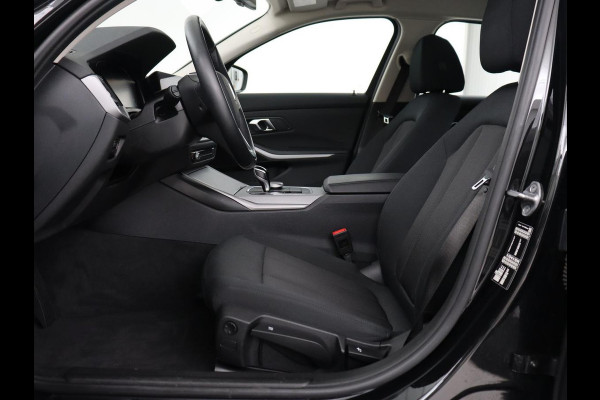 BMW 3 Serie 318i Business Edition | Stoelverwarming | Camera | Live Cockpit | Carplay | Navigatie | Full LED | Parkeerhulp | Climate control | Bluetooth | Cruise control