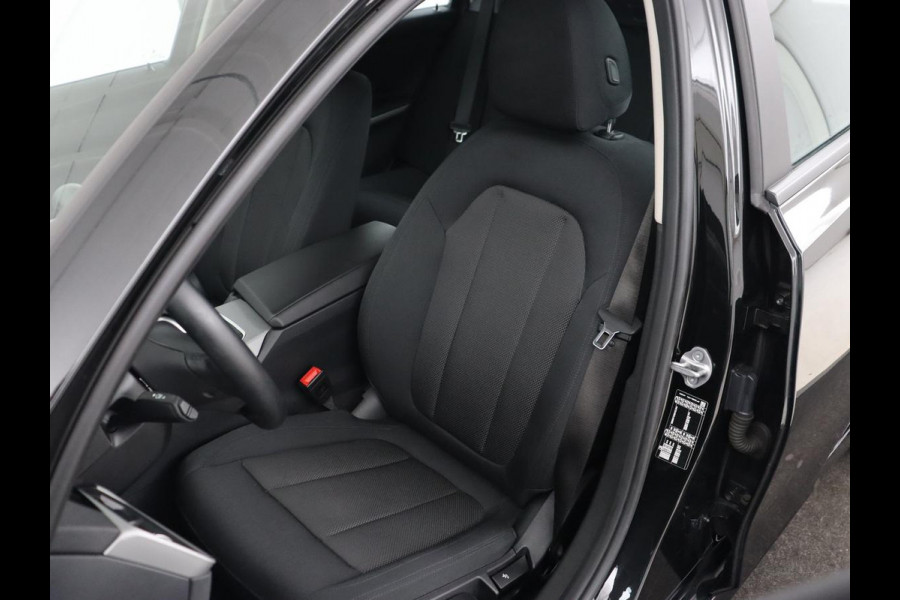 BMW 3 Serie 318i Business Edition | Stoelverwarming | Camera | Live Cockpit | Carplay | Navigatie | Full LED | Parkeerhulp | Climate control | Bluetooth | Cruise control