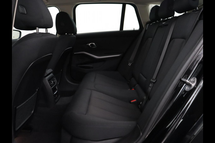 BMW 3 Serie 318i Business Edition | Stoelverwarming | Camera | Live Cockpit | Carplay | Navigatie | Full LED | Parkeerhulp | Climate control | Bluetooth | Cruise control