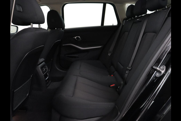 BMW 3 Serie 318i Business Edition | Stoelverwarming | Camera | Live Cockpit | Carplay | Navigatie | Full LED | Parkeerhulp | Climate control | Bluetooth | Cruise control
