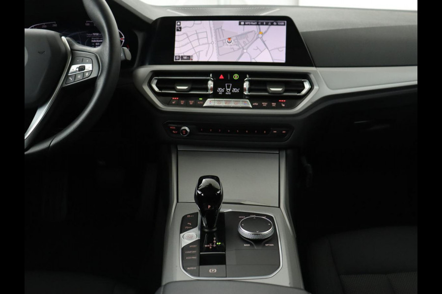 BMW 3 Serie 318i Business Edition | Stoelverwarming | Camera | Live Cockpit | Carplay | Navigatie | Full LED | Parkeerhulp | Climate control | Bluetooth | Cruise control