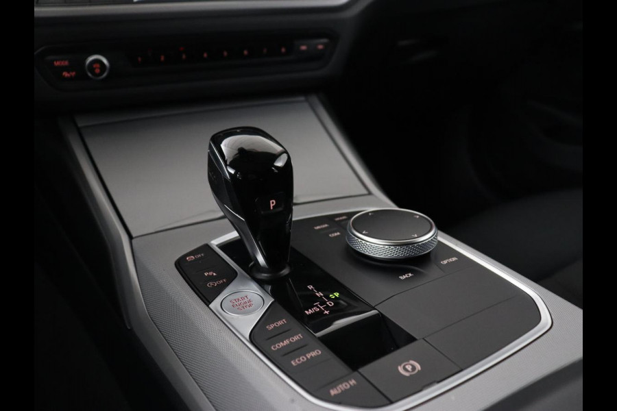 BMW 3 Serie 318i Business Edition | Stoelverwarming | Camera | Live Cockpit | Carplay | Navigatie | Full LED | Parkeerhulp | Climate control | Bluetooth | Cruise control