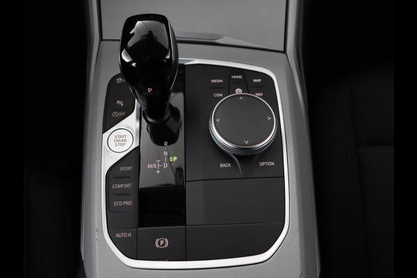 BMW 3 Serie 318i Business Edition | Stoelverwarming | Camera | Live Cockpit | Carplay | Navigatie | Full LED | Parkeerhulp | Climate control | Bluetooth | Cruise control