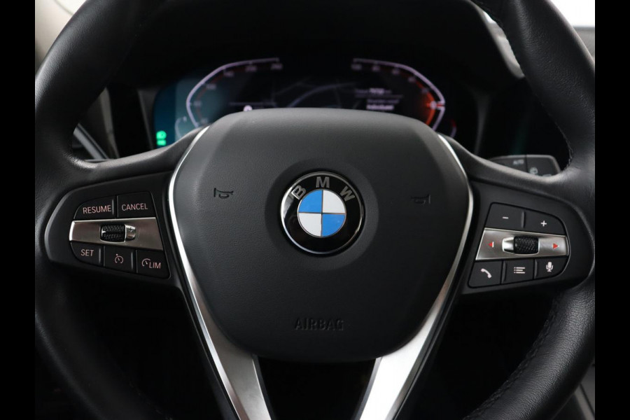 BMW 3 Serie 318i Business Edition | Stoelverwarming | Camera | Live Cockpit | Carplay | Navigatie | Full LED | Parkeerhulp | Climate control | Bluetooth | Cruise control