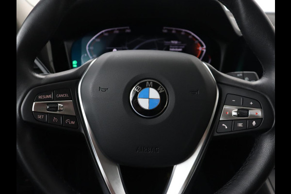BMW 3 Serie 318i Business Edition | Stoelverwarming | Camera | Live Cockpit | Carplay | Navigatie | Full LED | Parkeerhulp | Climate control | Bluetooth | Cruise control
