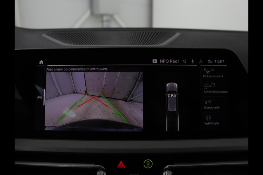 BMW 3 Serie 318i Business Edition | Stoelverwarming | Camera | Live Cockpit | Carplay | Navigatie | Full LED | Parkeerhulp | Climate control | Bluetooth | Cruise control