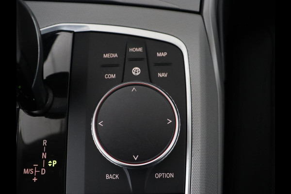 BMW 3 Serie 318i Business Edition | Stoelverwarming | Camera | Live Cockpit | Carplay | Navigatie | Full LED | Parkeerhulp | Climate control | Bluetooth | Cruise control