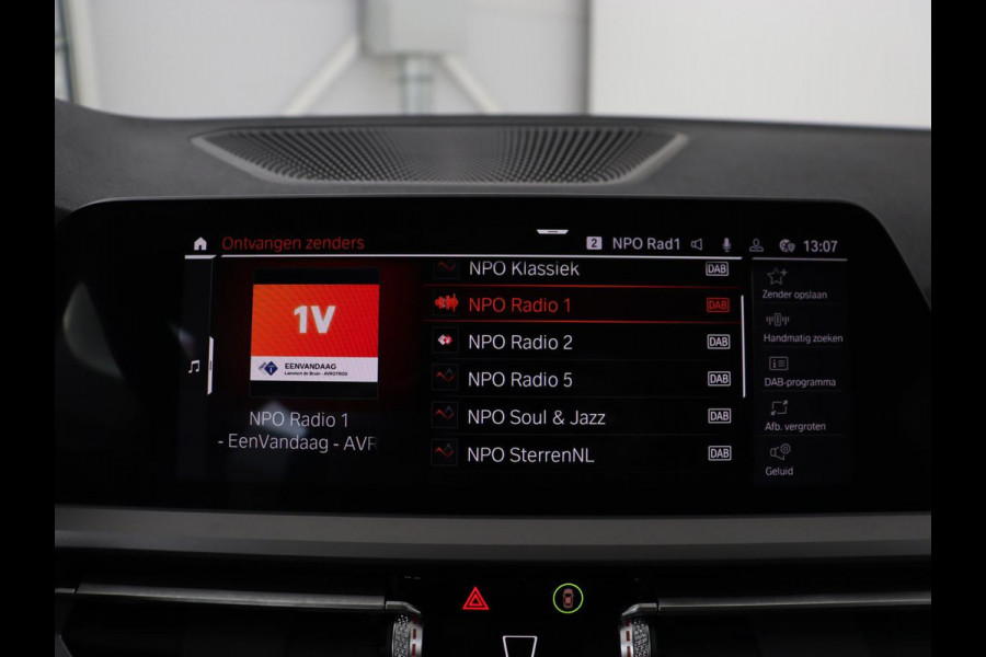 BMW 3 Serie 318i Business Edition | Stoelverwarming | Camera | Live Cockpit | Carplay | Navigatie | Full LED | Parkeerhulp | Climate control | Bluetooth | Cruise control