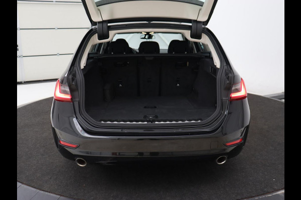 BMW 3 Serie 318i Business Edition | Stoelverwarming | Camera | Live Cockpit | Carplay | Navigatie | Full LED | Parkeerhulp | Climate control | Bluetooth | Cruise control