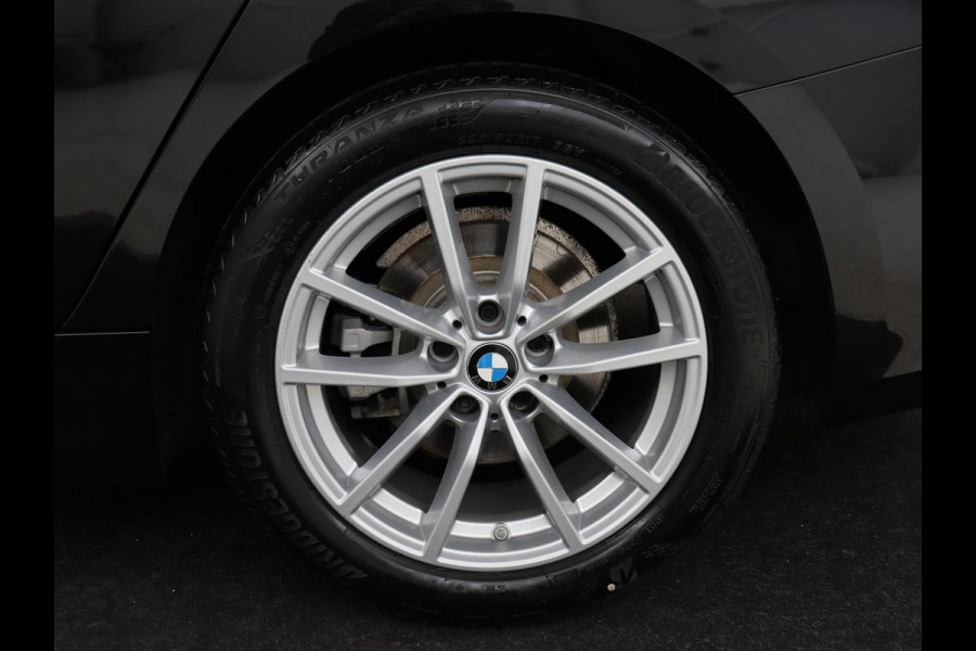 BMW 3 Serie 318i Business Edition | Stoelverwarming | Camera | Live Cockpit | Carplay | Navigatie | Full LED | Parkeerhulp | Climate control | Bluetooth | Cruise control