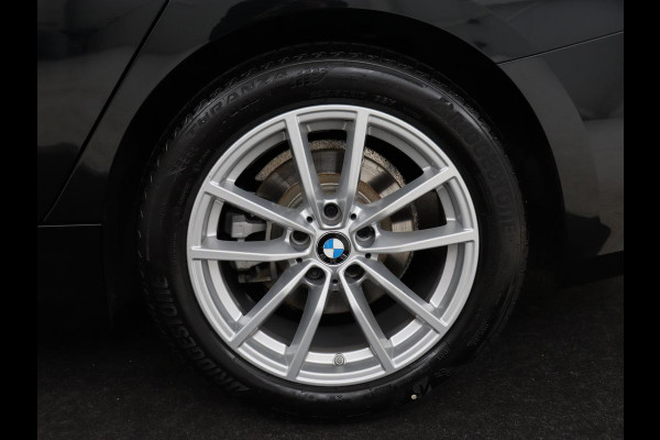 BMW 3 Serie 318i Business Edition | Stoelverwarming | Camera | Live Cockpit | Carplay | Navigatie | Full LED | Parkeerhulp | Climate control | Bluetooth | Cruise control