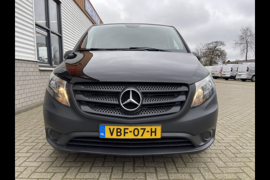 Mercedes-Benz Vito 116 CDI automaat rolstoelbus / speciaal gebouwd voor rolstoel bestuurder / € 27.950 marge / zwart metallic / lift / hand gas en rem / airco / cruise control / euro 6 diesel
