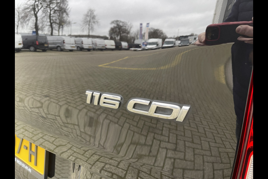 Mercedes-Benz Vito 116 CDI automaat rolstoelbus / speciaal gebouwd voor rolstoel bestuurder / € 27.950 marge / zwart metallic / lift / hand gas en rem / airco / cruise control / euro 6 diesel