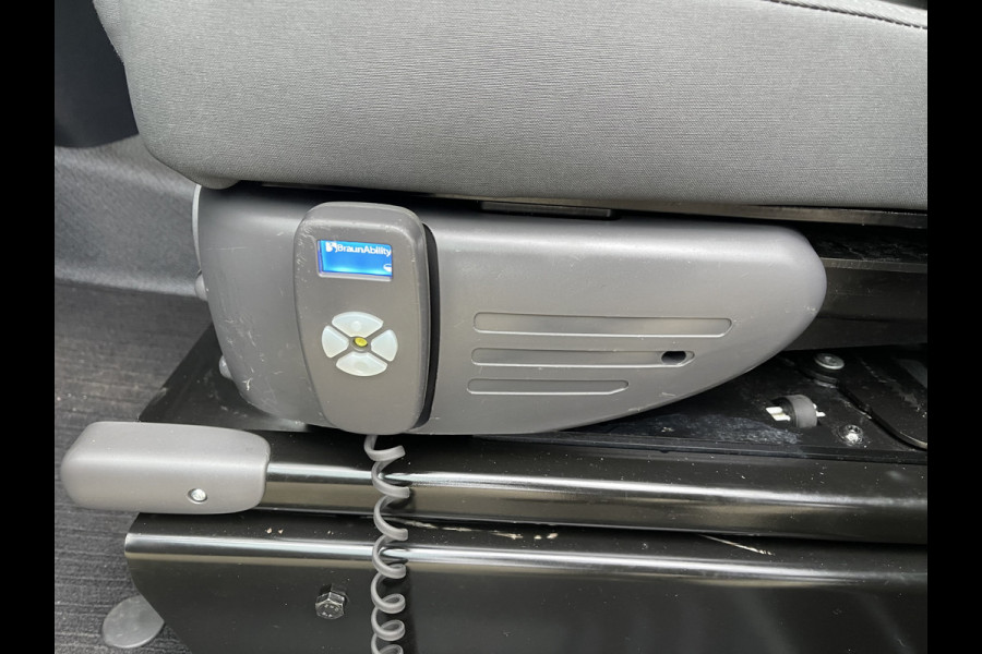 Mercedes-Benz Vito 116 CDI automaat rolstoelbus / speciaal gebouwd voor rolstoel bestuurder / € 27.950 marge / zwart metallic / lift / hand gas en rem / airco / cruise control / euro 6 diesel