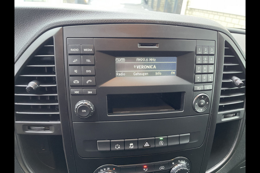 Mercedes-Benz Vito 116 CDI automaat rolstoelbus / speciaal gebouwd voor rolstoel bestuurder / € 27.950 marge / zwart metallic / lift / hand gas en rem / airco / cruise control / euro 6 diesel