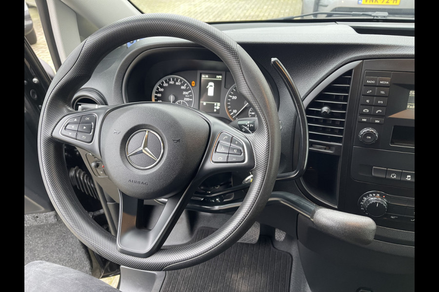 Mercedes-Benz Vito 116 CDI automaat rolstoelbus / speciaal gebouwd voor rolstoel bestuurder / € 27.950 marge / zwart metallic / lift / hand gas en rem / airco / cruise control / euro 6 diesel
