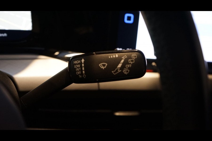 Volkswagen Golf VIII 1.5 eTSI Style AUTOMAAT-ACC-AMBIANCE-CAMERA-CRUISE-KEYLESS-NAVIGATIE-VIRTUEEL