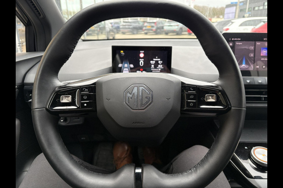 MG Mg4 electric Luxury 64 kWh | Stoel & Stuurverwarming | Elek. verstelbare stoel | 360 Camera | Dodehoeksensoren | Navi |