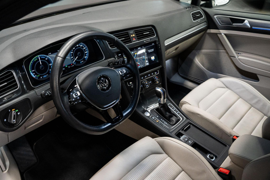 Volkswagen e-Golf *Warmtepomp / Dynaudio / Keyless / Sportstoelen / Lederen bekleding*
