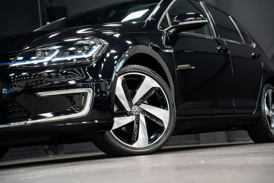 Volkswagen e-Golf *Warmtepomp / Dynaudio / Keyless / Sportstoelen / Lederen bekleding*
