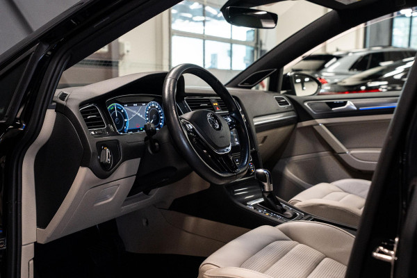 Volkswagen e-Golf *Warmtepomp / Dynaudio / Keyless / Sportstoelen / Lederen bekleding*