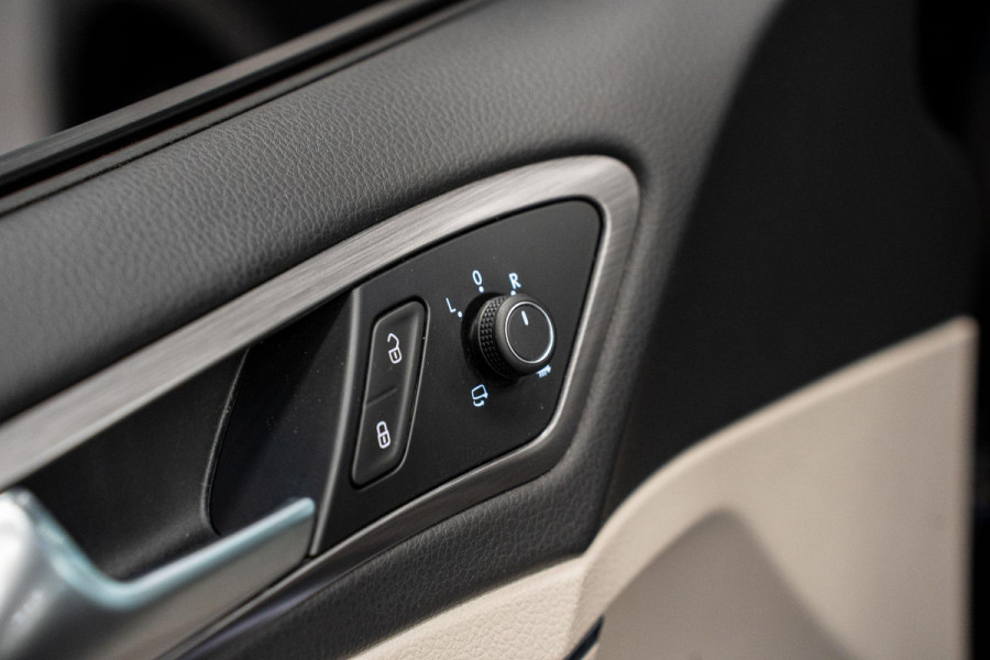 Volkswagen e-Golf *Warmtepomp / Dynaudio / Keyless / Sportstoelen / Lederen bekleding*