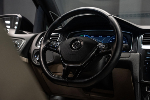 Volkswagen e-Golf *Warmtepomp / Dynaudio / Keyless / Sportstoelen / Lederen bekleding*