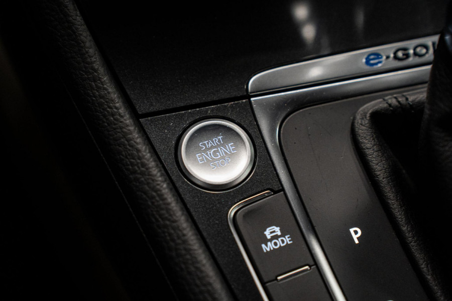Volkswagen e-Golf *Warmtepomp / Dynaudio / Keyless / Sportstoelen / Lederen bekleding*