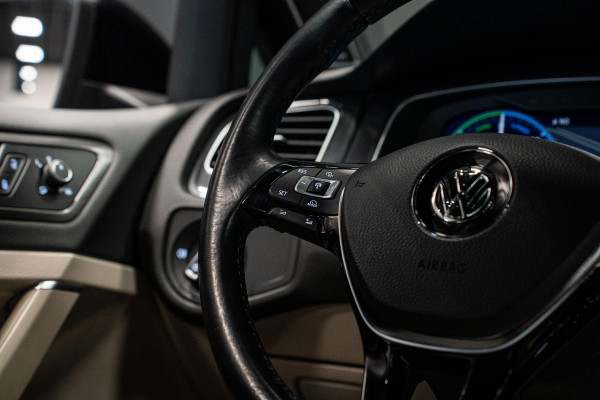Volkswagen e-Golf *Warmtepomp / Dynaudio / Keyless / Sportstoelen / Lederen bekleding*