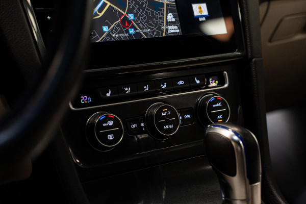 Volkswagen e-Golf *Warmtepomp / Dynaudio / Keyless / Sportstoelen / Lederen bekleding*