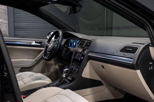 Volkswagen e-Golf *Warmtepomp / Dynaudio / Keyless / Sportstoelen / Lederen bekleding*