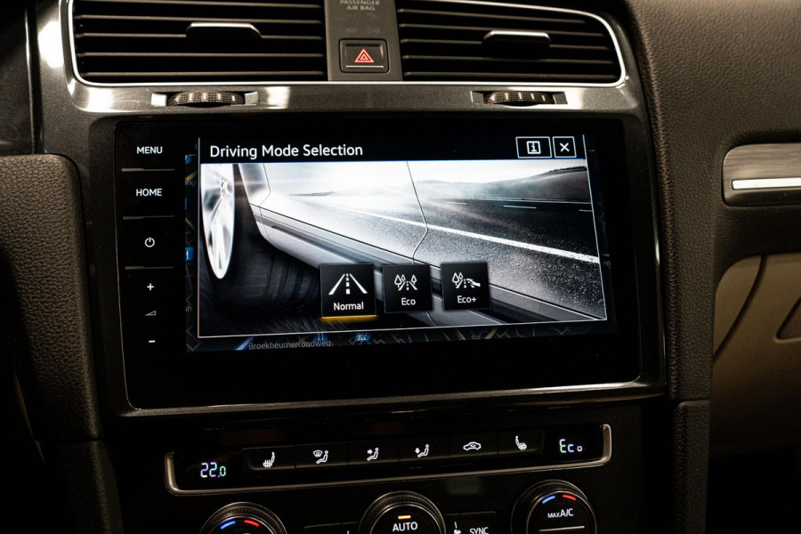 Volkswagen e-Golf *Warmtepomp / Dynaudio / Keyless / Sportstoelen / Lederen bekleding*