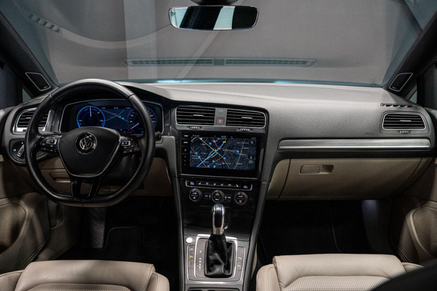 Volkswagen e-Golf *Warmtepomp / Dynaudio / Keyless / Sportstoelen / Lederen bekleding*