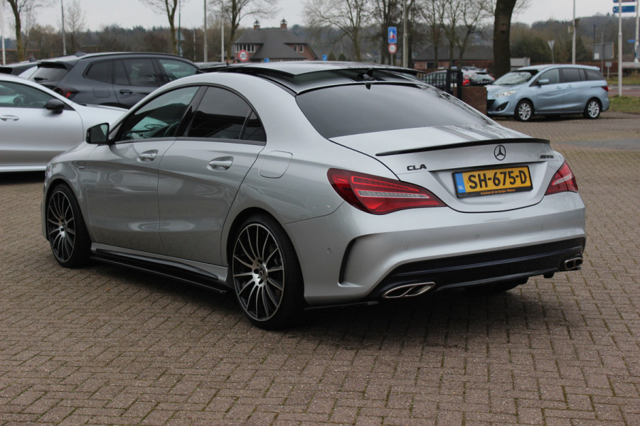 Mercedes-Benz CLA-Klasse 180 WhiteArt Edition / Panoramadak / Camera / Leder&Alcantara / 19'' / Keyless / Navigatie / Stoelverwarming / Cruise Control