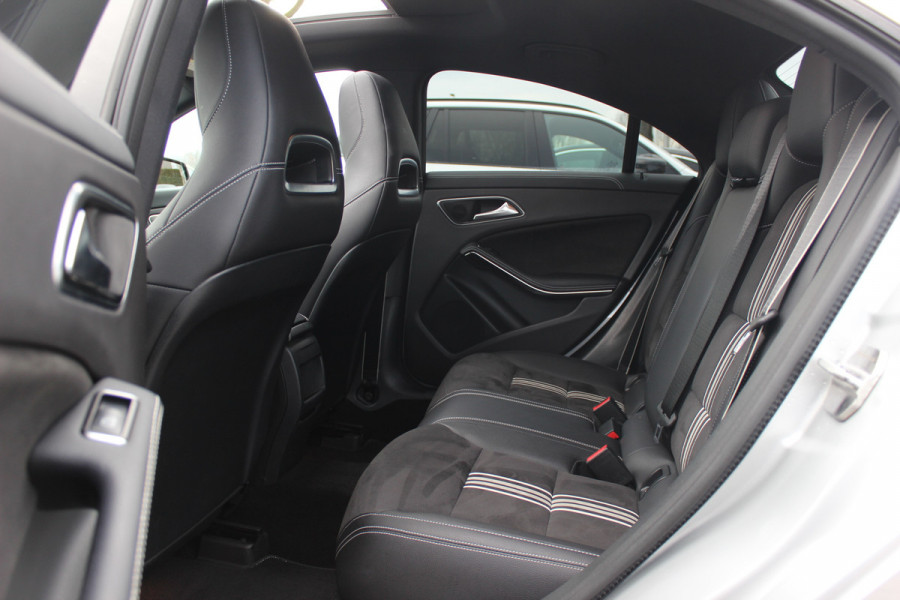 Mercedes-Benz CLA-Klasse 180 WhiteArt Edition / Panoramadak / Camera / Leder&Alcantara / 19'' / Keyless / Navigatie / Stoelverwarming / Cruise Control